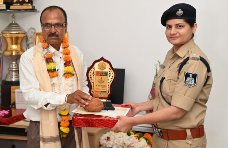 सब इंस्पेक्टर आरएस तोमर हुए सेवानिवृत्त एसपी प्रियंका ने शाल-श्रीफल भेंट कर दी भावभीनी विदाई