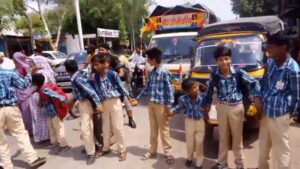 सांदीपनी स्कूल बस ने बेरछा रोड के बच्चों को नहीं बैठाने से नाराज अभिभावकों ने लगाया जाम