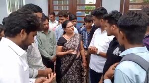 सीएम राइज संदीपनी स्कूल में बसों की कमी पर एबीवीपी ने स्कूल के गेट पर की नारे बाजी