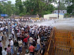 कलेक्ट्रेट करने जा रहे हैं युवा कांग्रेसियों पर पानी की बौछार,