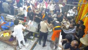 महाकाल मंदिर में उपद्रव नंदी हॉल की बैरिकेडिंग तोड़ गर्भगृह में घुसने का प्रयास सुरक्षाकर्मियों से मारपीट