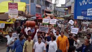 शाजापुर मे बढ़ती महंगाई के विरोध में कांग्रेस का प्रदर्शन, गैस टंकी लेकर निकाली रैली