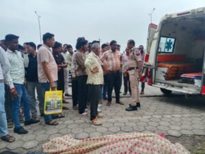 टुकराना जोड़ पर खड़े कंटेनर में घुसी कार, महिला की मौत, एक घायल