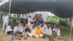 सोयाबीन बीमा क्लेम नहीं मिलने पर किसानों का अनिश्चितकालीन धरना शुरू