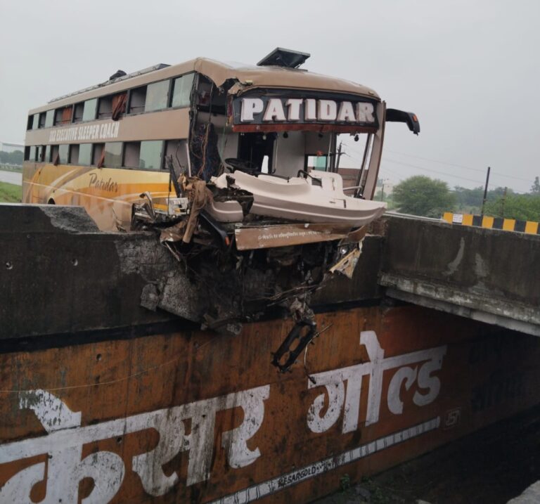 ठुकराना जोड़ पर बस  डिवाइडर में घुसी, 30 यात्री घायल