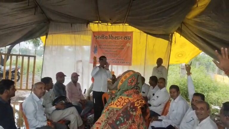 बारिश में भी डटे किसान, पांचवें दिन भी जारी रहा अनिश्चितकालीन धरना
