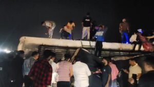 NH-52 पर मझनिया के पास टायर फटने से इंदौर से आगरा जा रही बस पलटी, यात्री घायल