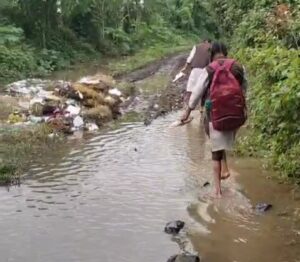 कच्ची सड़क बनी मुसीबत, स्कूल जाने वाले बच्चों को हो रही परेशानी
