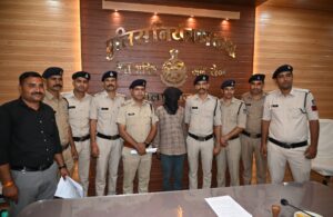 सोते समय महिला के गले से मंगलसूत्र लूटा, 21 दिन बाद एक आरोपी पकड़ाया