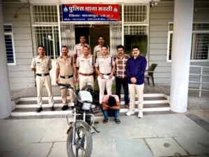 मक्सी पुलिस की लगातार पांचवीं सफलता बाइक चोर गिरफ्तार; 90 हजार की मोटरसाइकिल जब्त